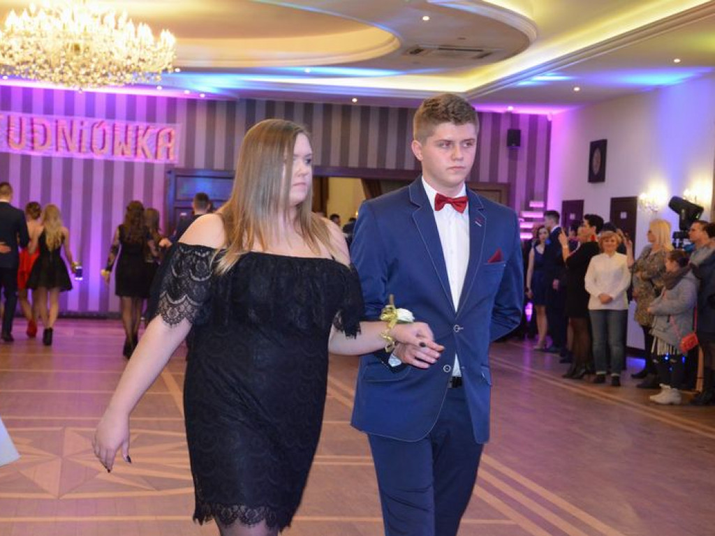 Maturzyści z Blichu bawią się na studniówce