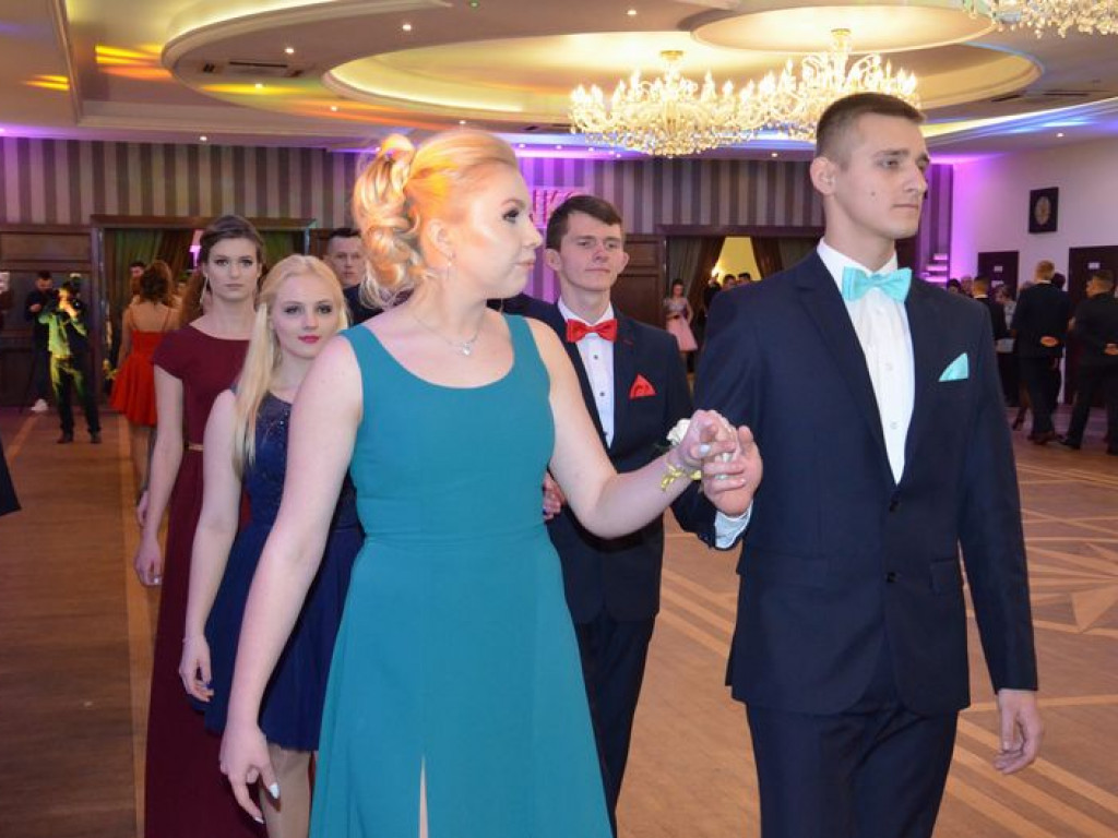Maturzyści z Blichu bawią się na studniówce
