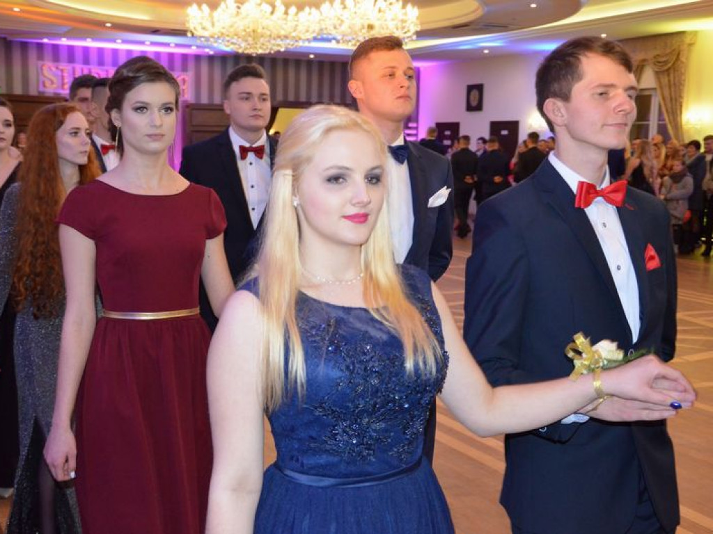 Maturzyści z Blichu bawią się na studniówce