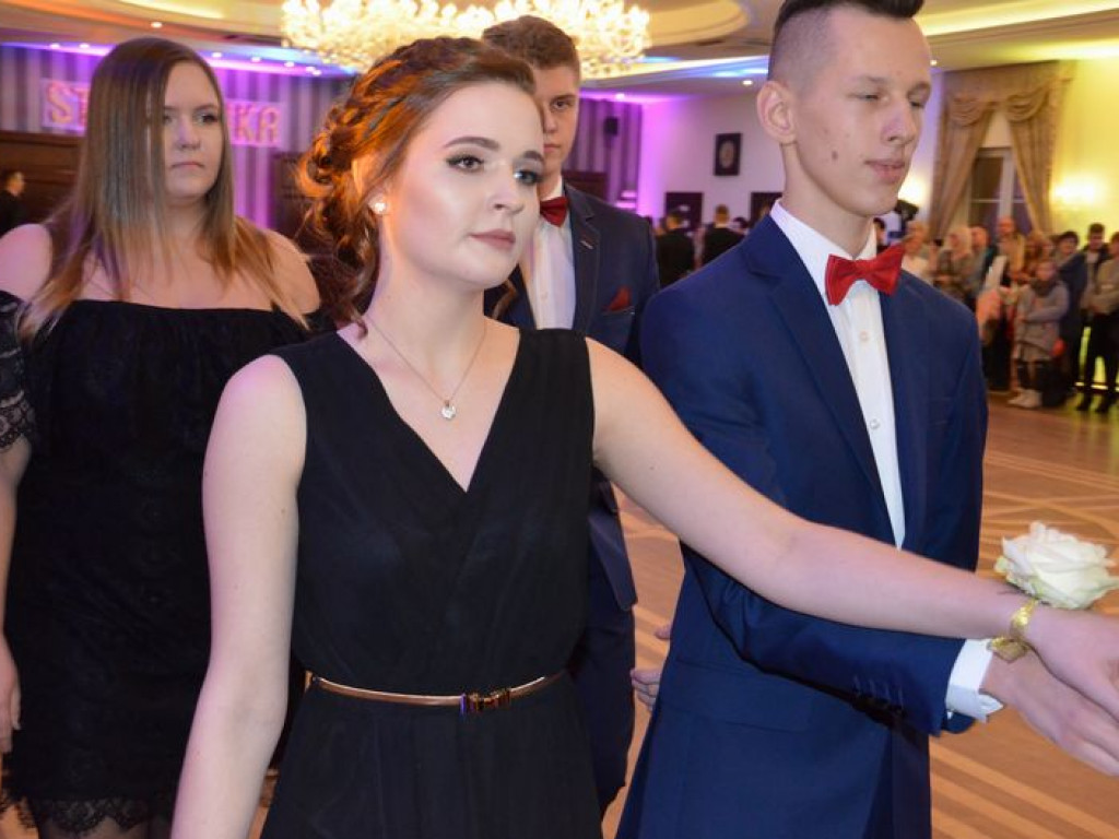 Maturzyści z Blichu bawią się na studniówce