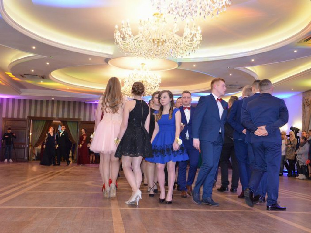 Maturzyści z Blichu bawią się na studniówce