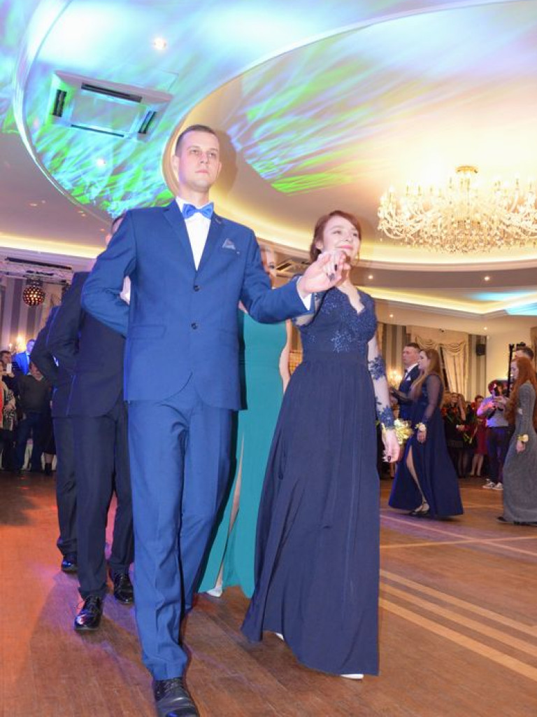 Maturzyści z Blichu bawią się na studniówce