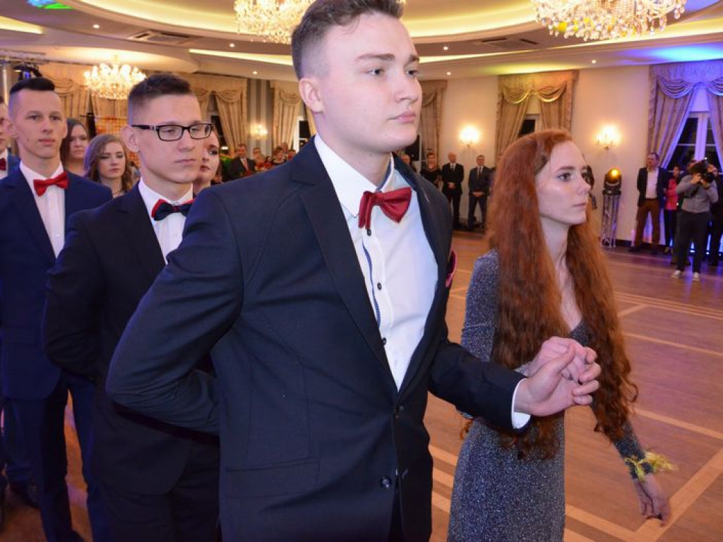 Maturzyści z Blichu bawią się na studniówce