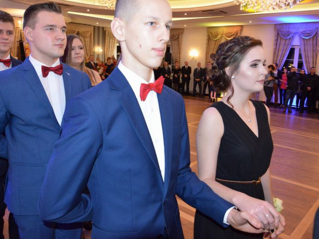 Maturzyści z Blichu bawią się na studniówce