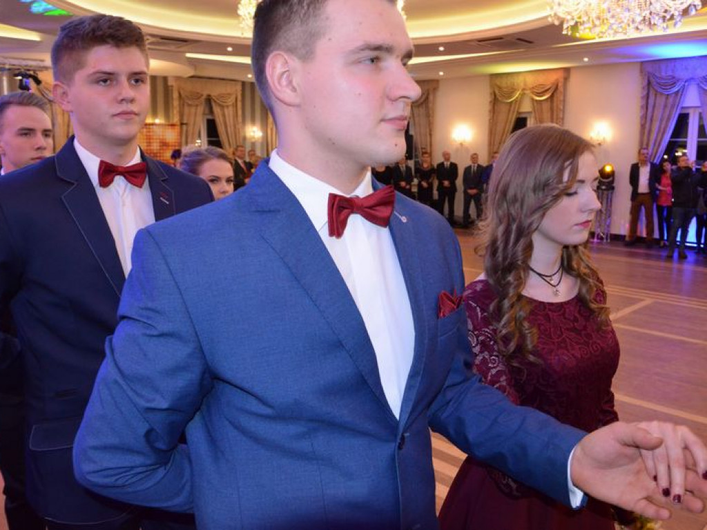 Maturzyści z Blichu bawią się na studniówce