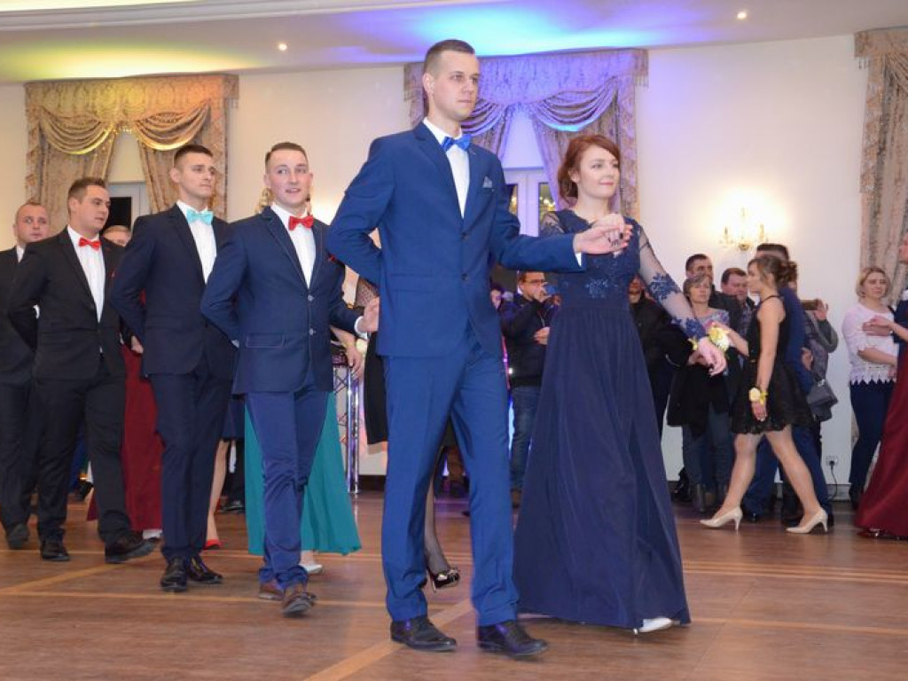 Maturzyści z Blichu bawią się na studniówce