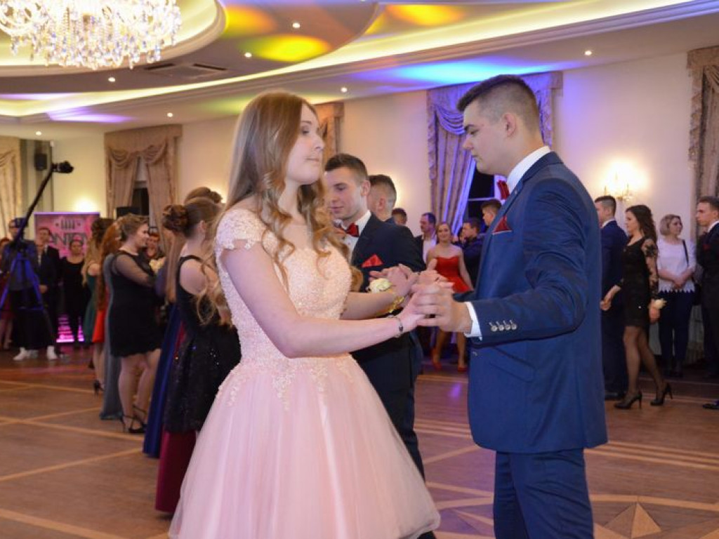 Maturzyści z Blichu bawią się na studniówce