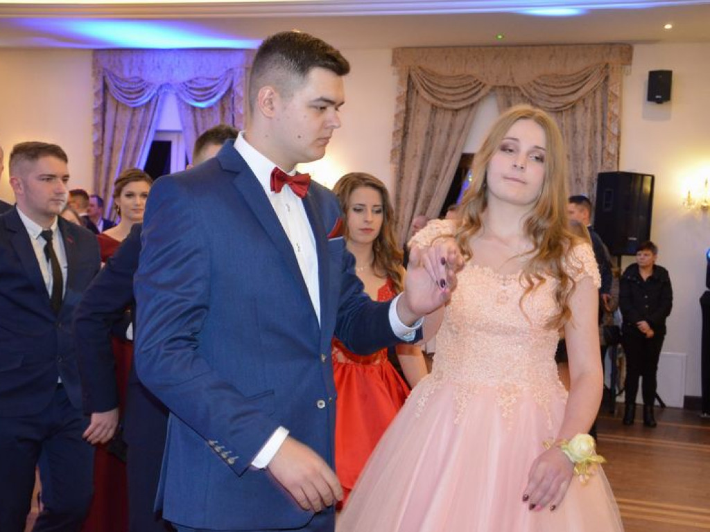 Maturzyści z Blichu bawią się na studniówce
