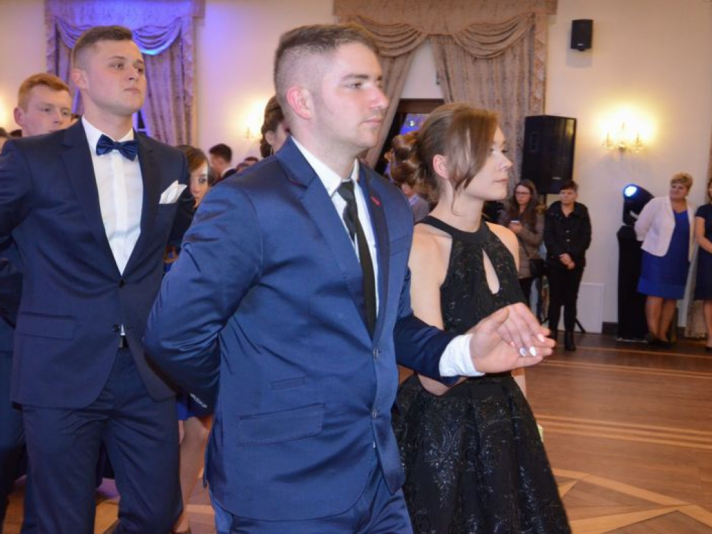 Maturzyści z Blichu bawią się na studniówce