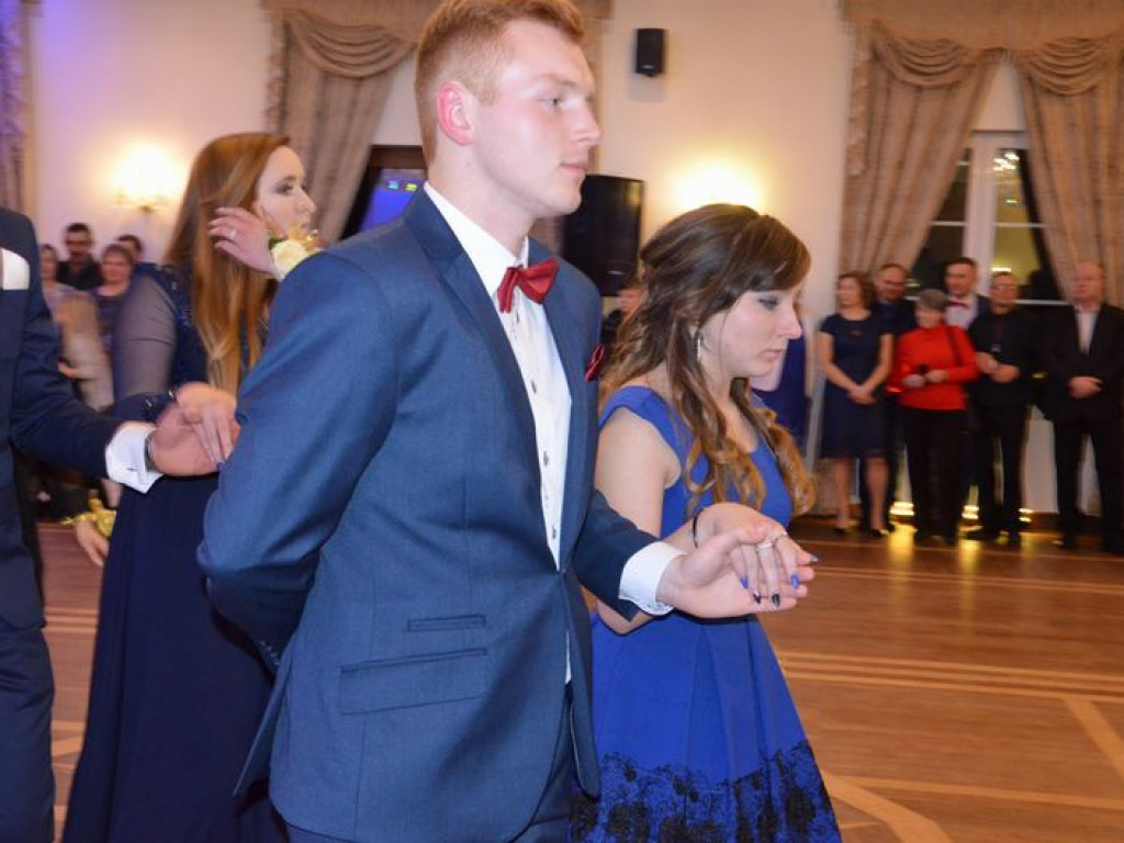 Maturzyści z Blichu bawią się na studniówce