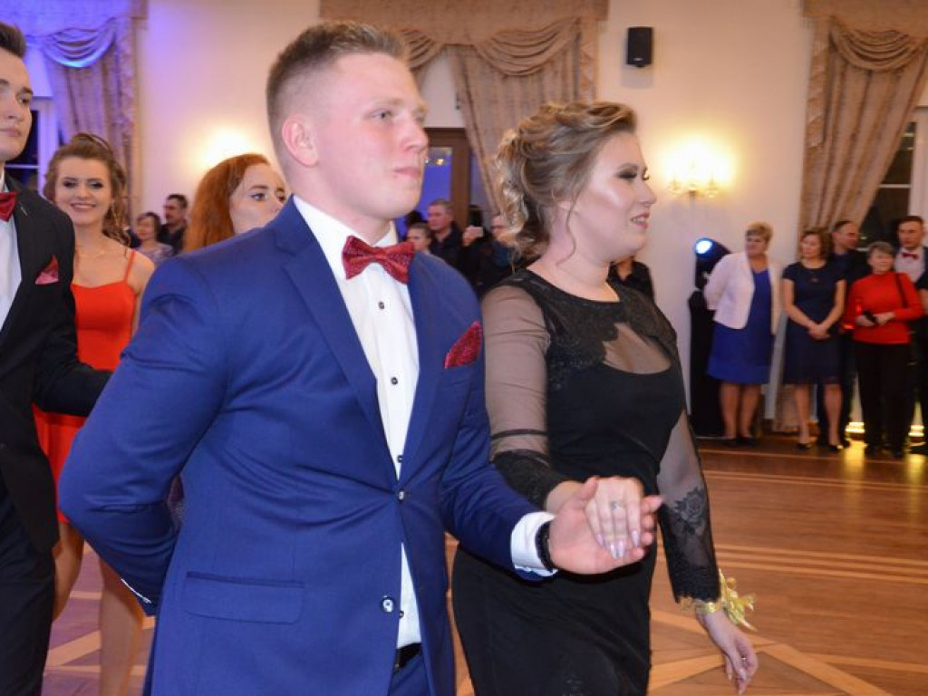 Maturzyści z Blichu bawią się na studniówce