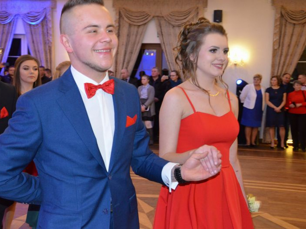 Maturzyści z Blichu bawią się na studniówce