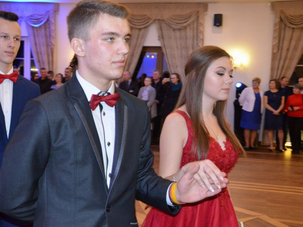 Maturzyści z Blichu bawią się na studniówce