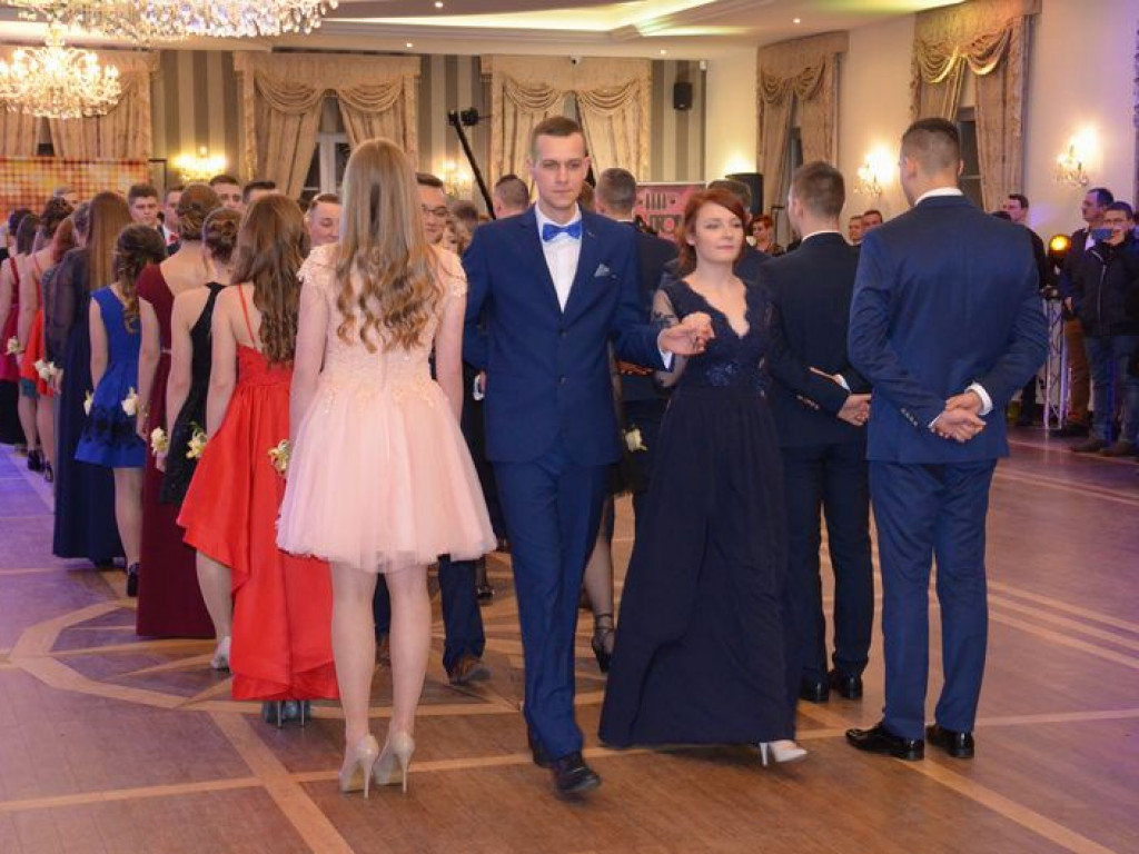 Maturzyści z Blichu bawią się na studniówce