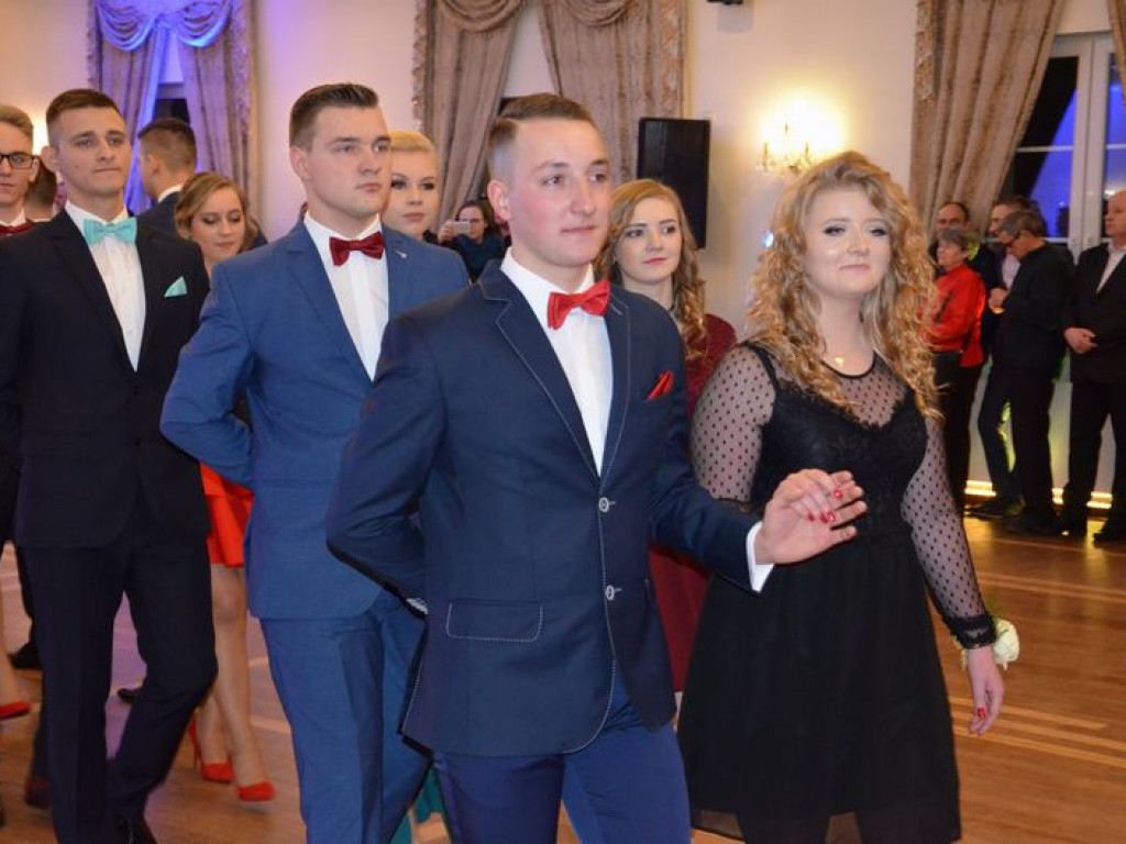 Maturzyści z Blichu bawią się na studniówce