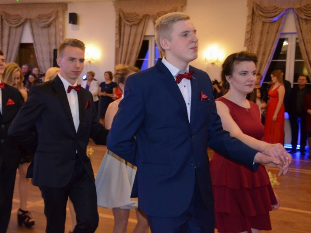 Maturzyści z Blichu bawią się na studniówce