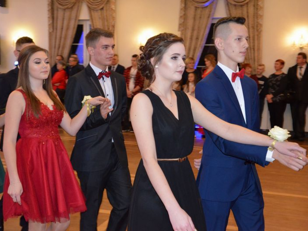Maturzyści z Blichu bawią się na studniówce