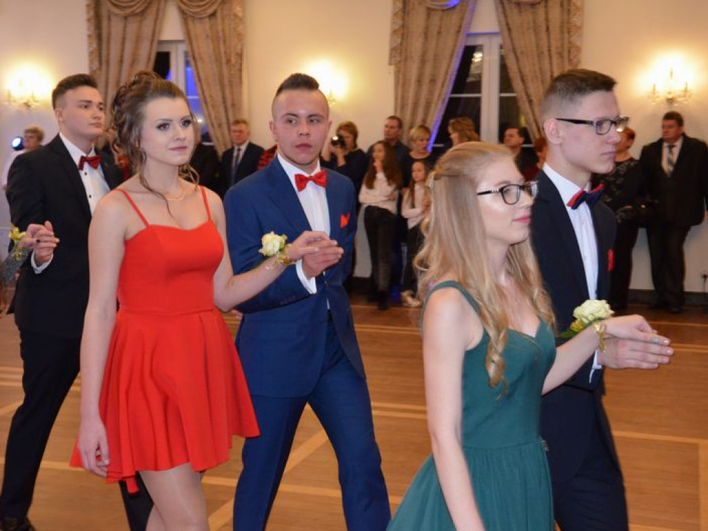 Maturzyści z Blichu bawią się na studniówce