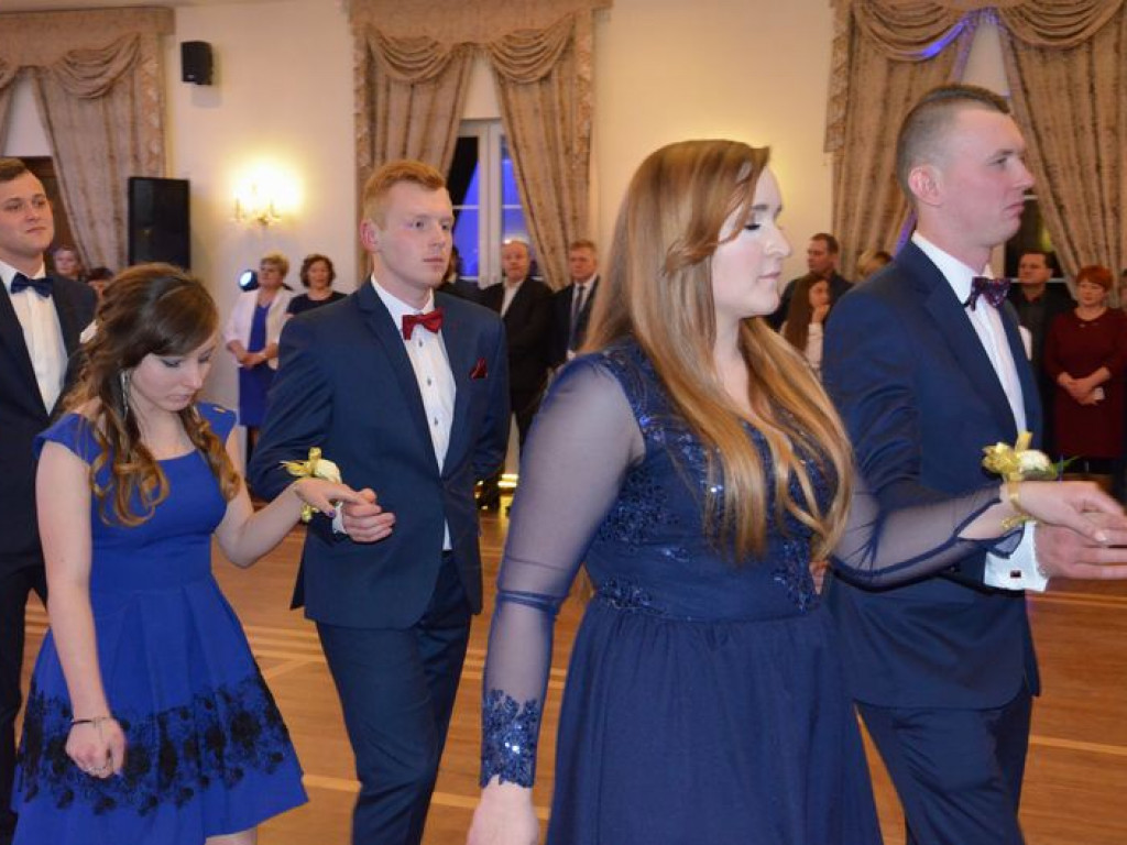 Maturzyści z Blichu bawią się na studniówce