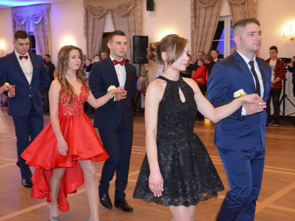 Maturzyści z Blichu bawią się na studniówce