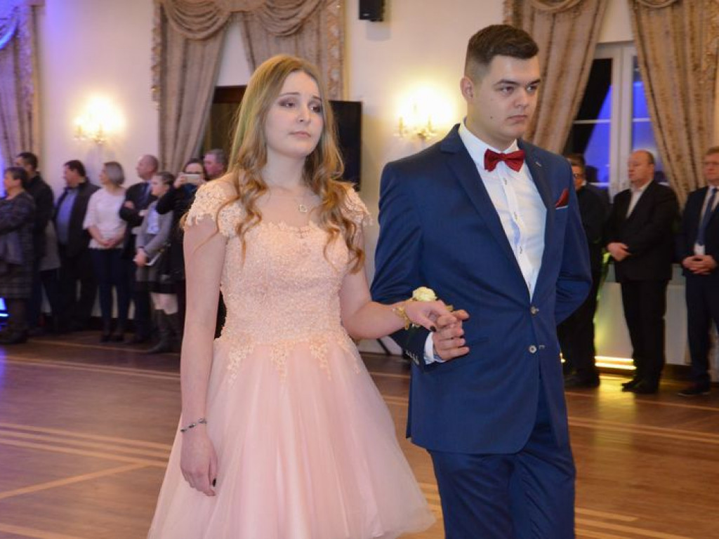 Maturzyści z Blichu bawią się na studniówce
