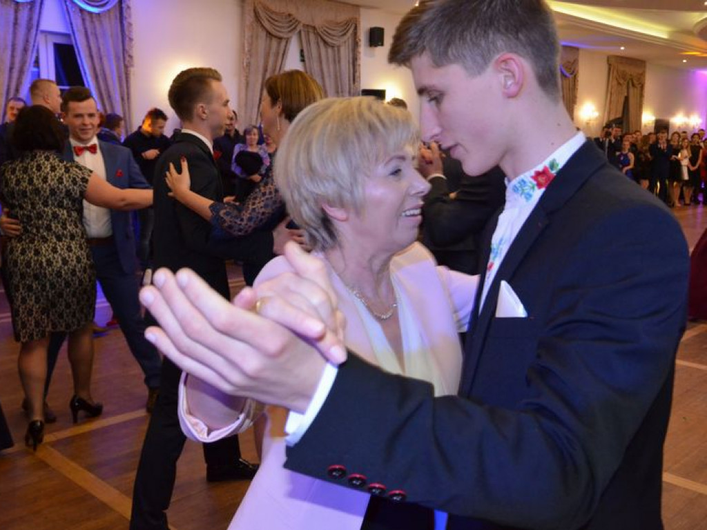 Maturzyści z Blichu bawią się na studniówce