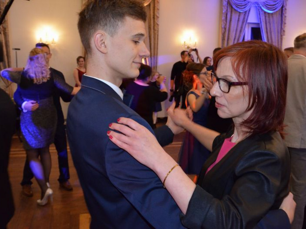 Maturzyści z Blichu bawią się na studniówce