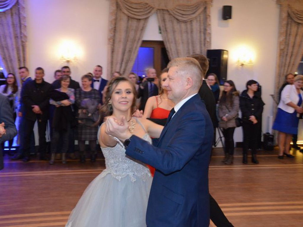 Maturzyści z Blichu bawią się na studniówce