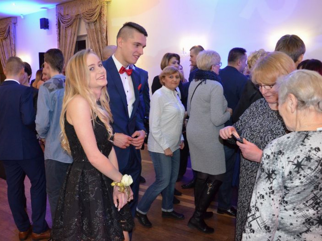 Maturzyści z Blichu bawią się na studniówce