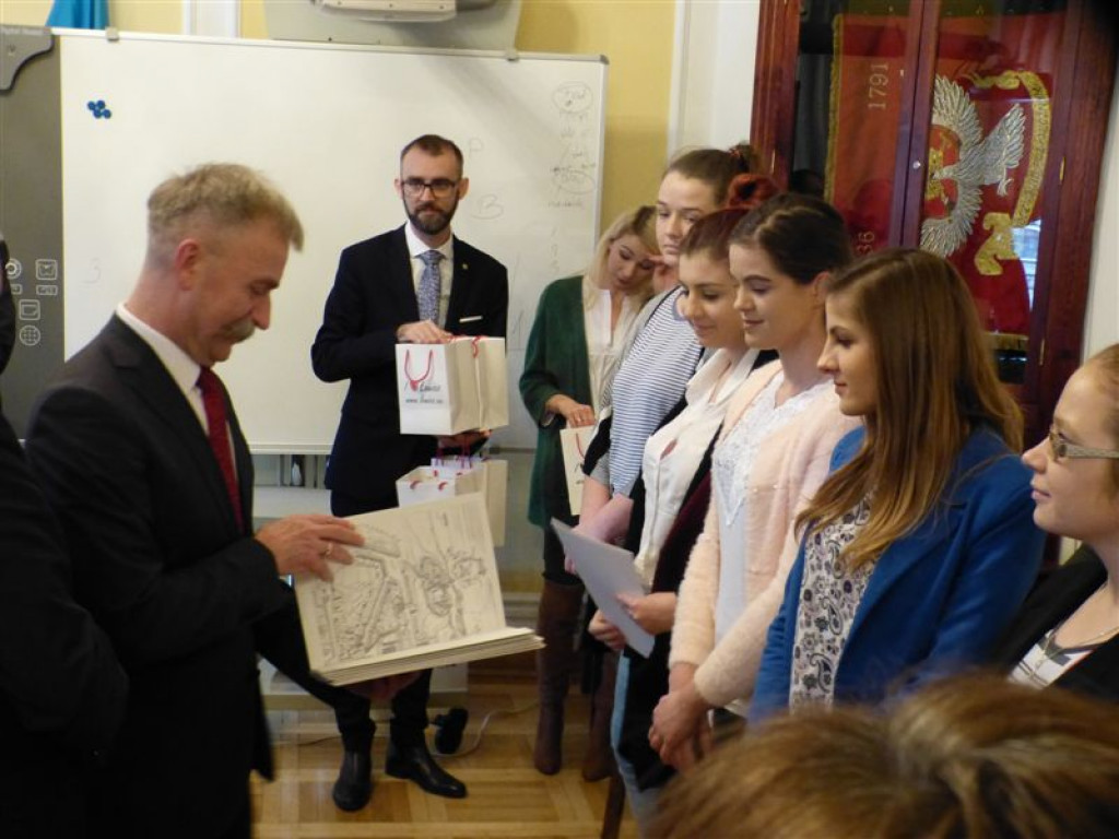 W ratuszu wręczono nagrody i stypendia
