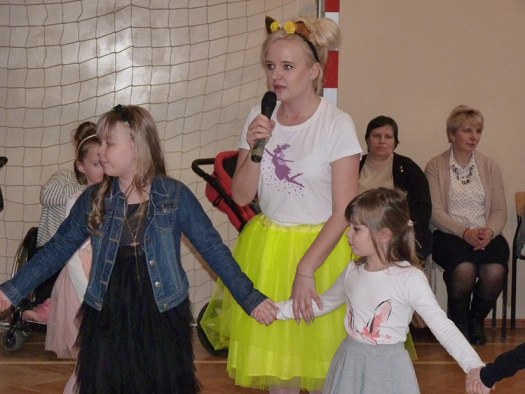 Wesoła choinka w szkole w Dąbkowicach