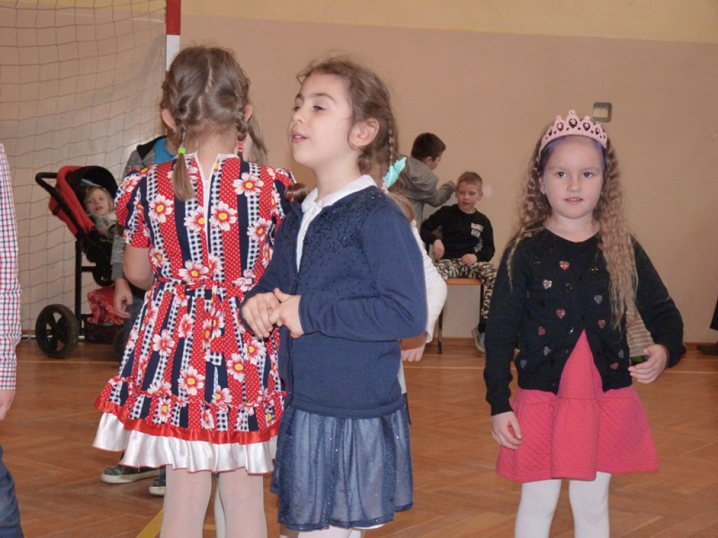 Wesoła choinka w szkole w Dąbkowicach