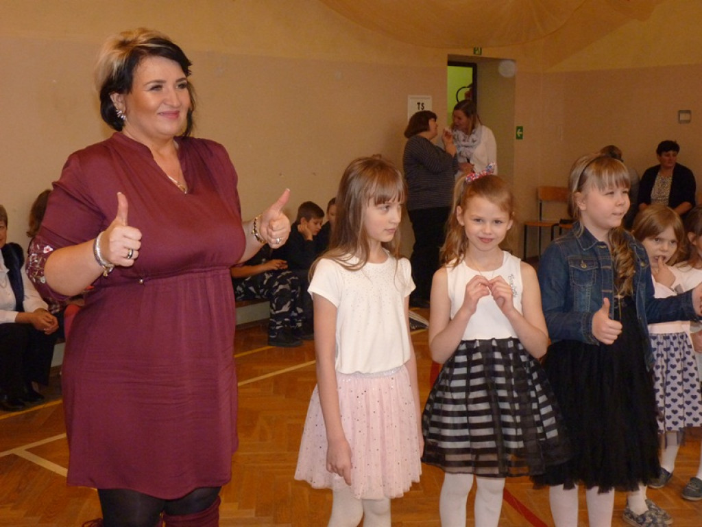 Wesoła choinka w szkole w Dąbkowicach