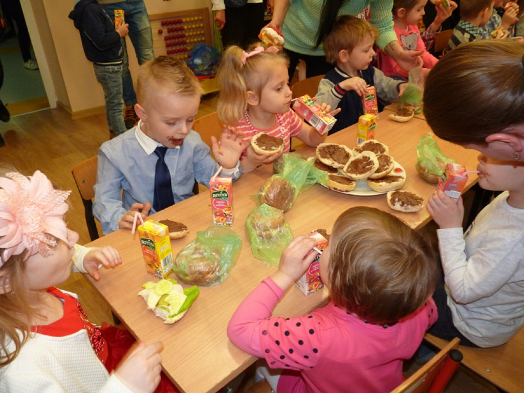 Wesoła choinka w szkole w Dąbkowicach