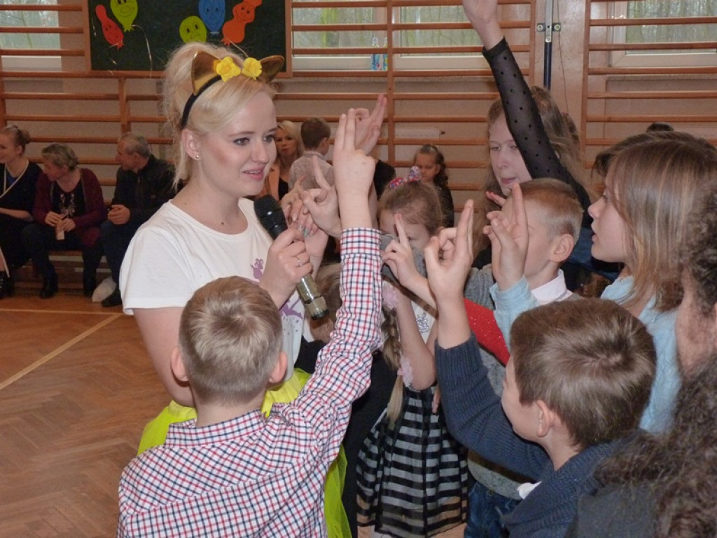 Wesoła choinka w szkole w Dąbkowicach