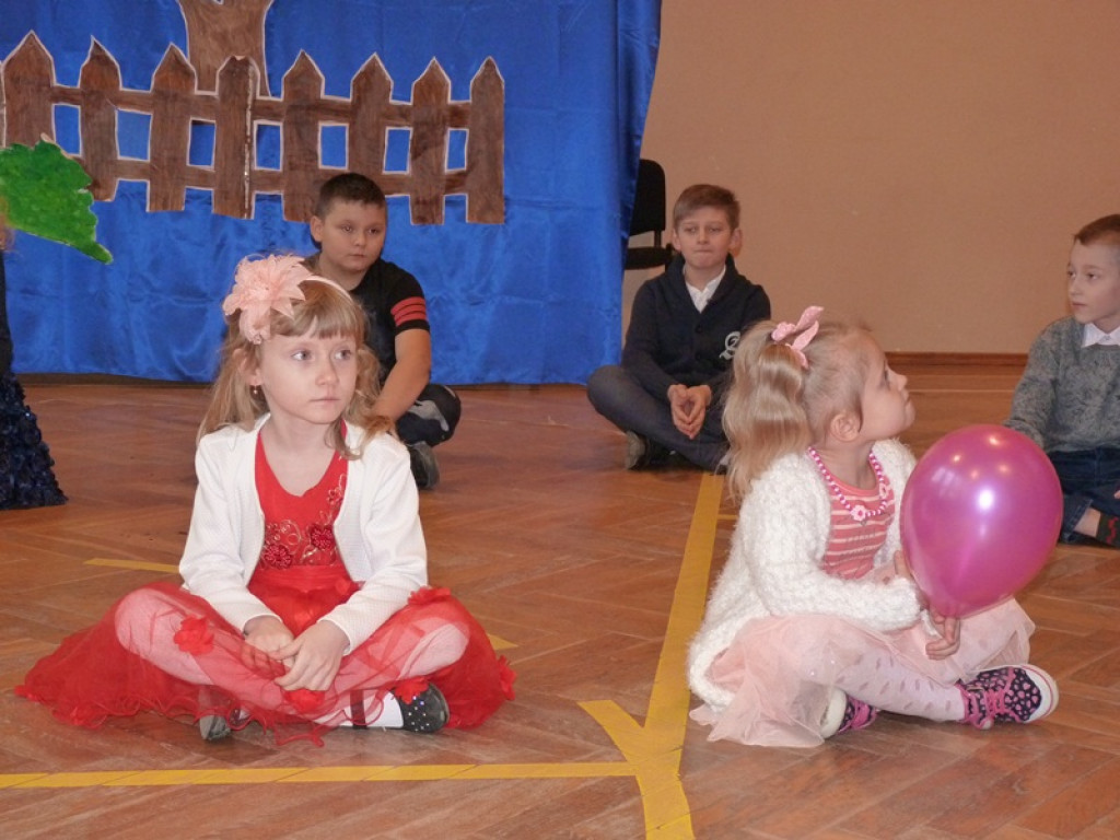 Wesoła choinka w szkole w Dąbkowicach