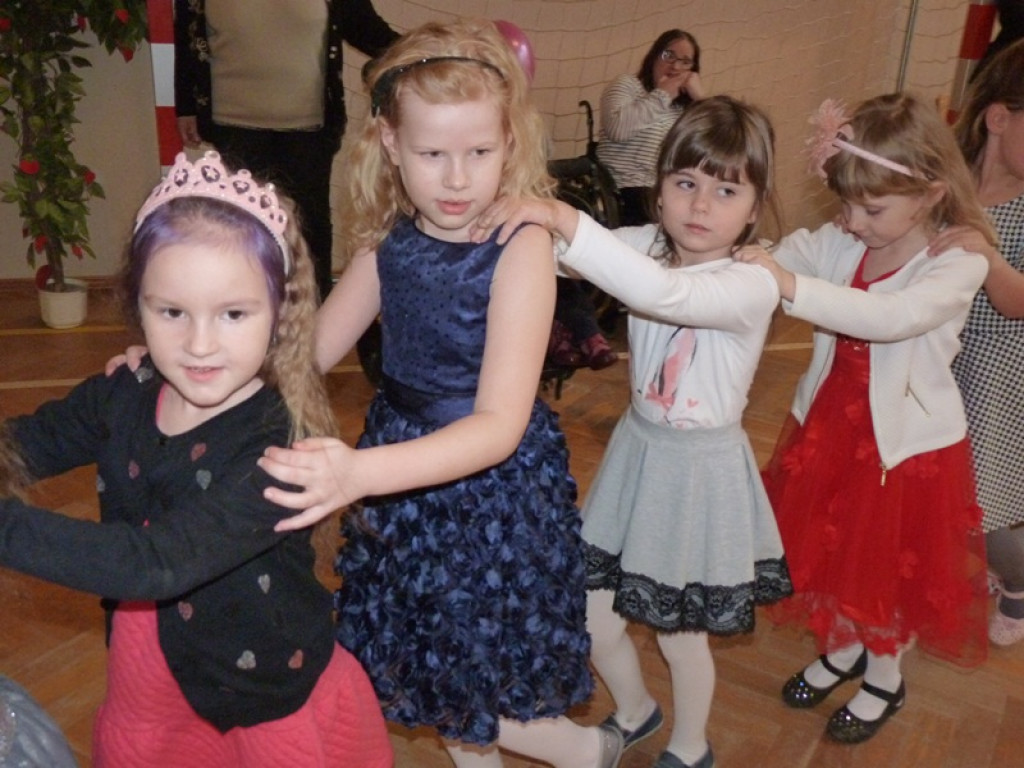 Wesoła choinka w szkole w Dąbkowicach