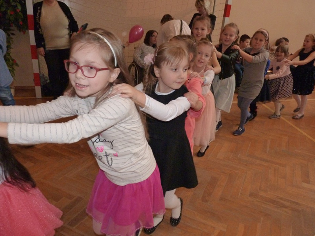 Wesoła choinka w szkole w Dąbkowicach