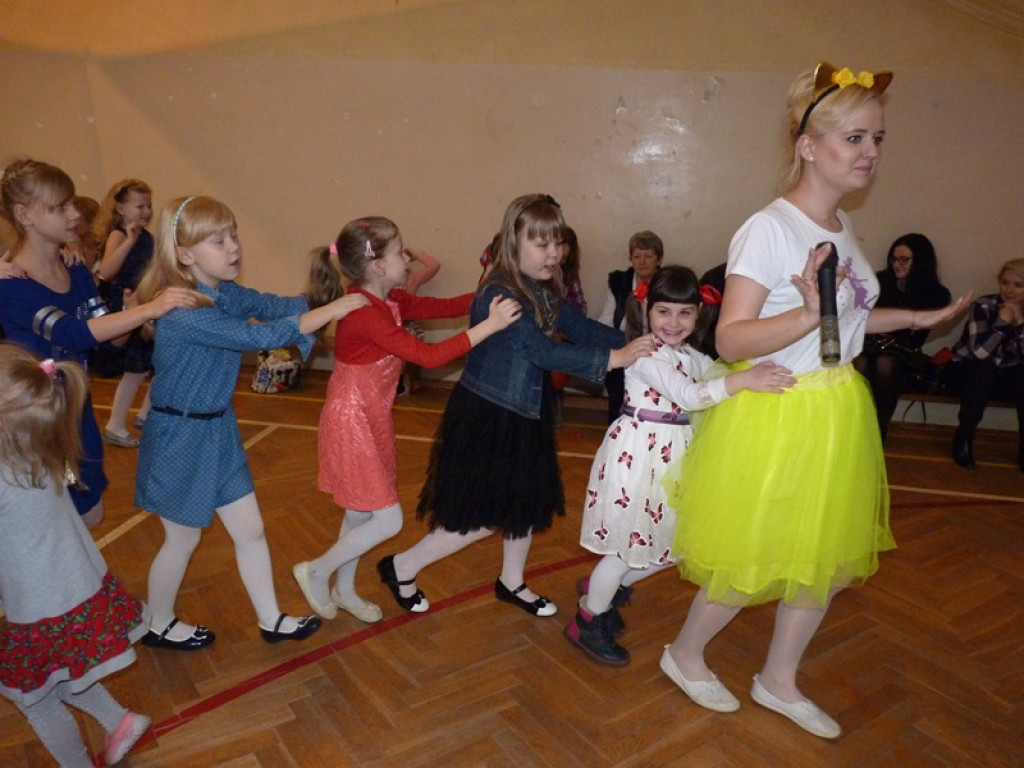 Wesoła choinka w szkole w Dąbkowicach