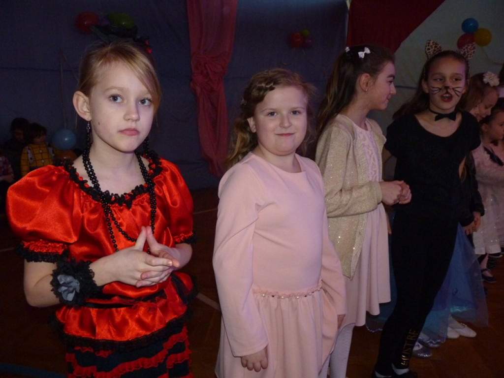 Mali i duzi bawią się na choince w Zielkowicach
