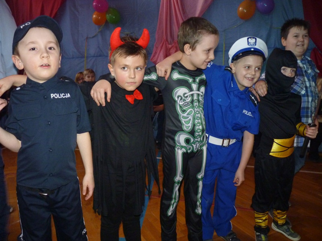 Mali i duzi bawią się na choince w Zielkowicach