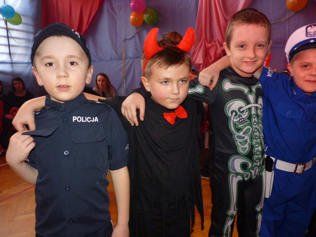 Mali i duzi bawią się na choince w Zielkowicach