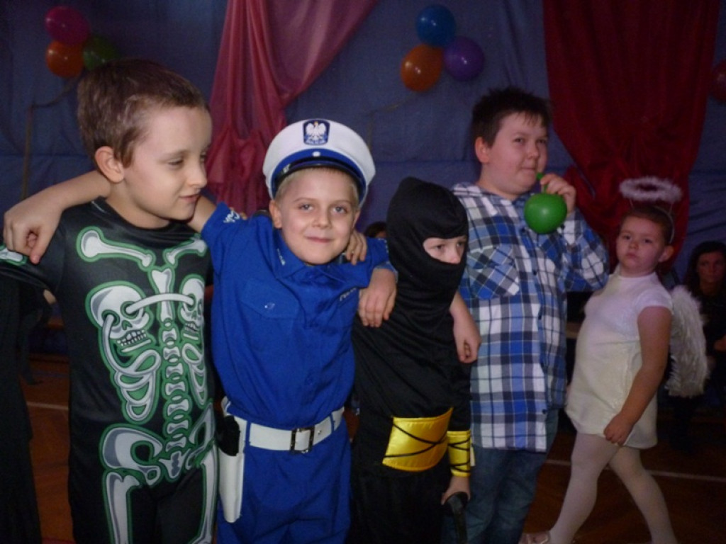 Mali i duzi bawią się na choince w Zielkowicach