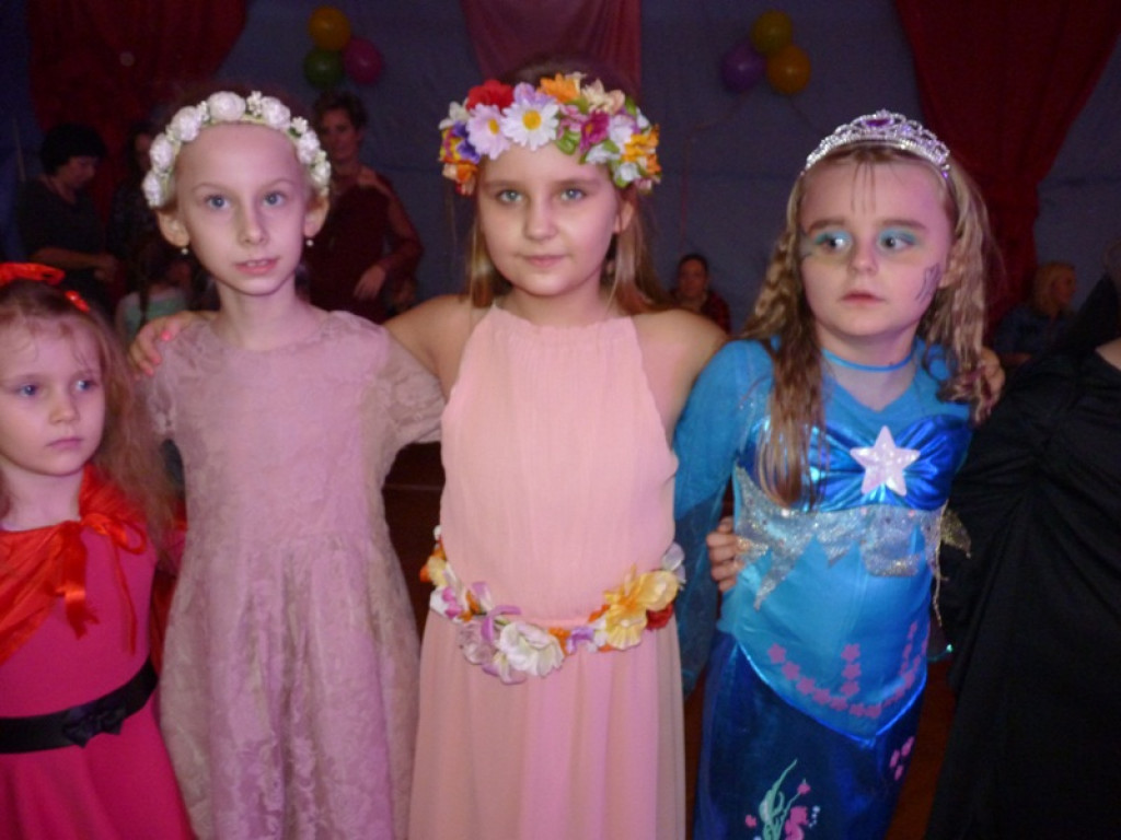 Mali i duzi bawią się na choince w Zielkowicach