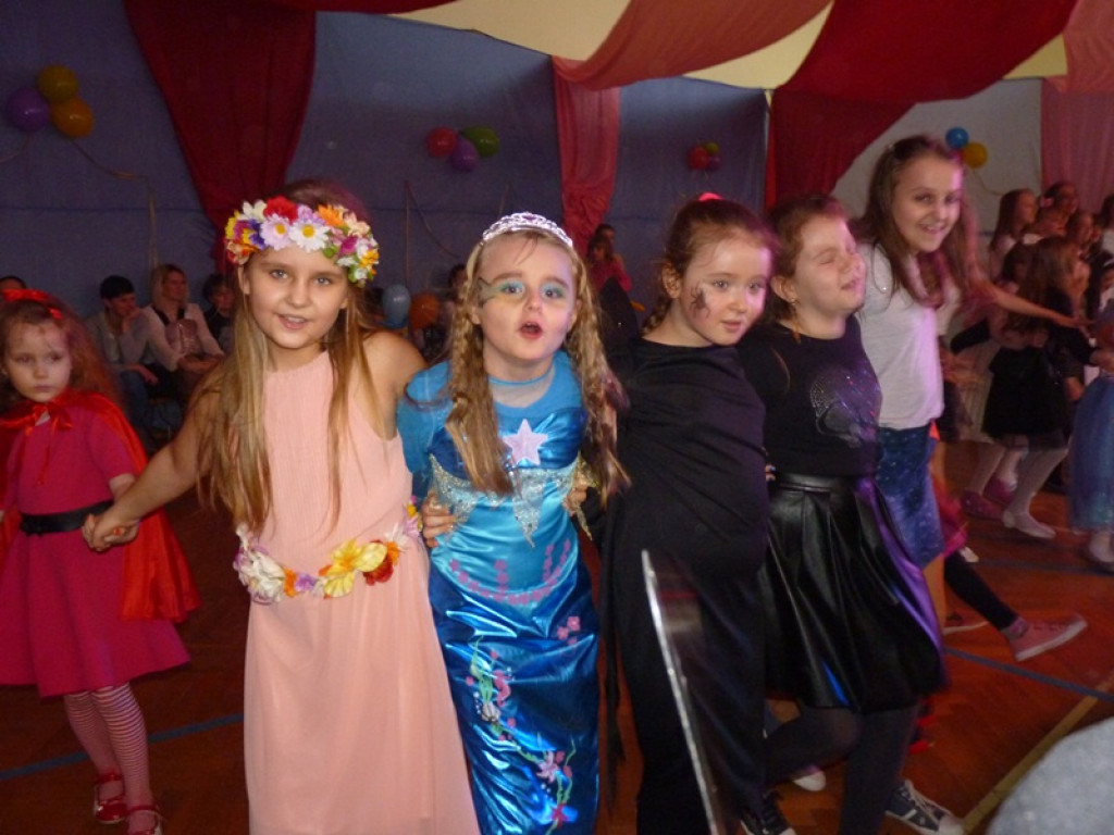 Mali i duzi bawią się na choince w Zielkowicach