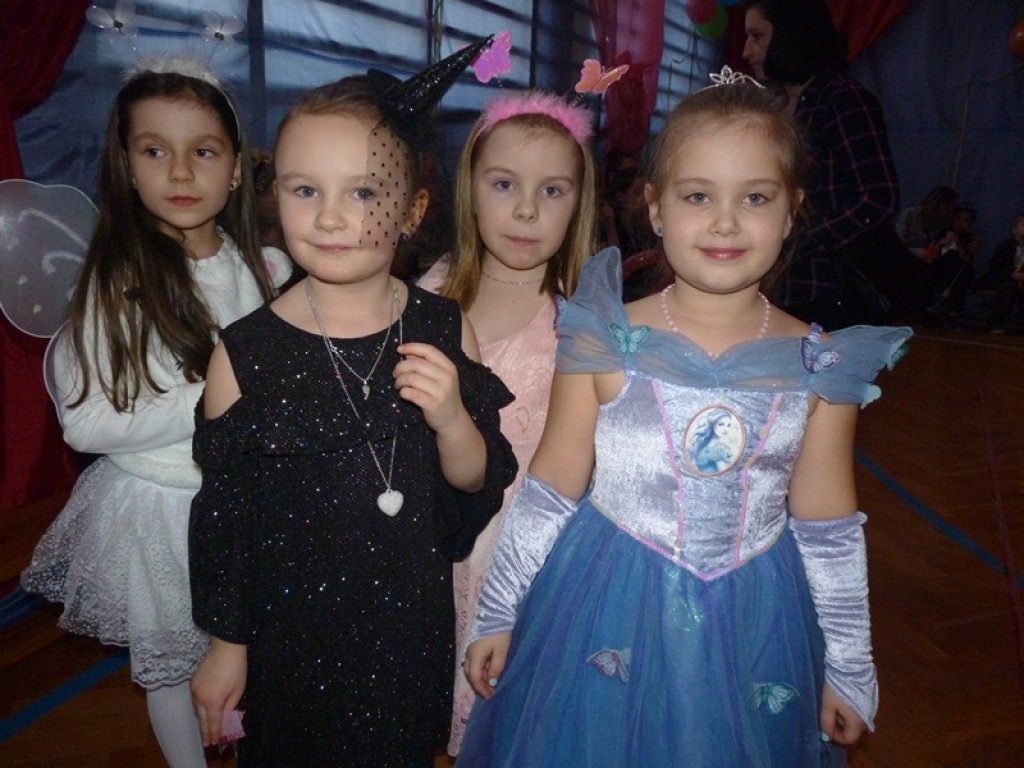 Mali i duzi bawią się na choince w Zielkowicach