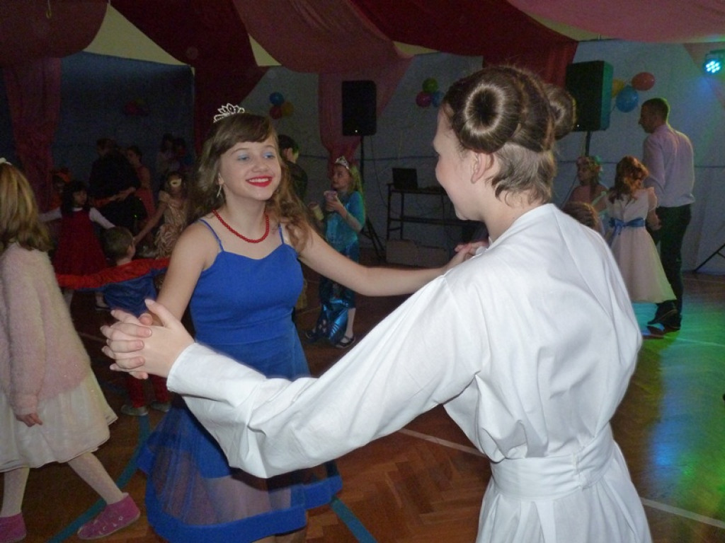 Mali i duzi bawią się na choince w Zielkowicach
