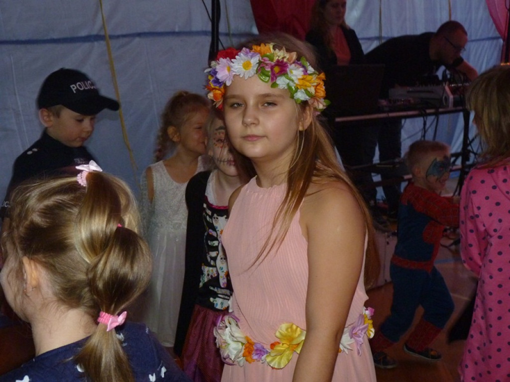 Mali i duzi bawią się na choince w Zielkowicach