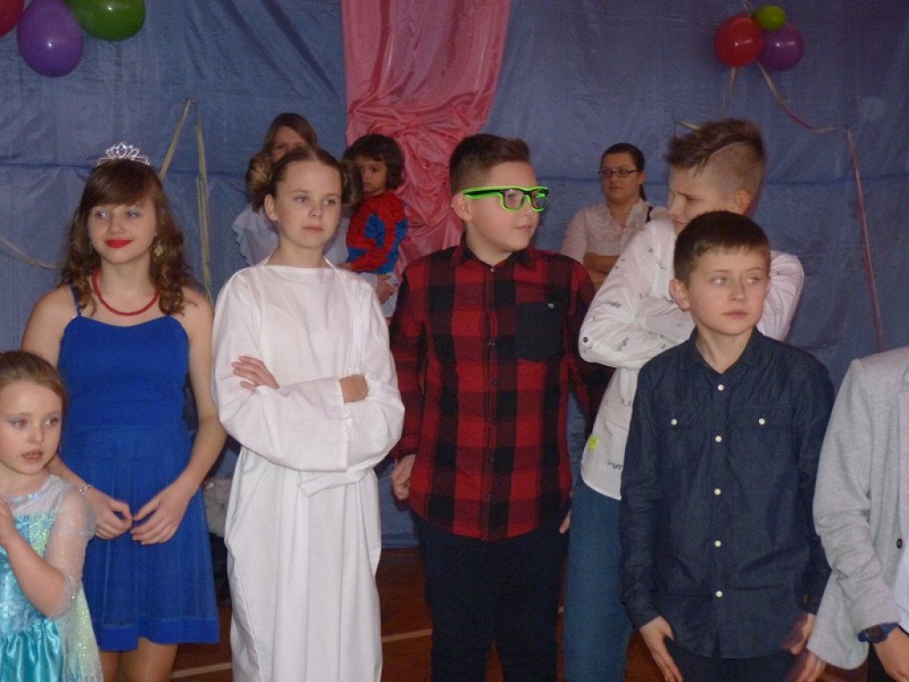 Mali i duzi bawią się na choince w Zielkowicach