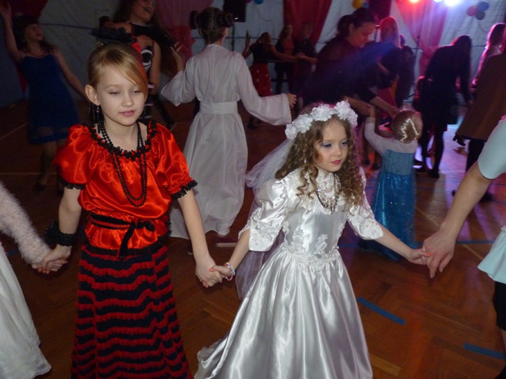 Mali i duzi bawią się na choince w Zielkowicach